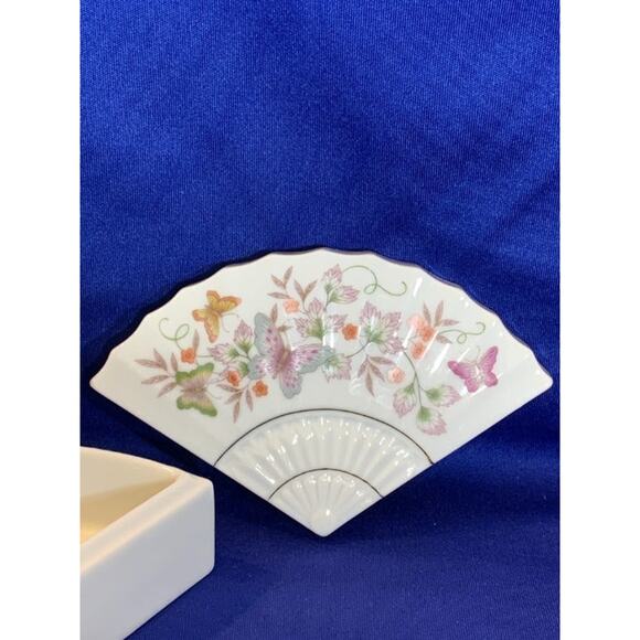 Vintage Porcelain Fan Shaped Trinket Box by Avon 1980 - Picture 4 of 6